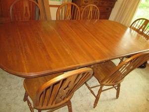 oak dining room table with 2 leaves...