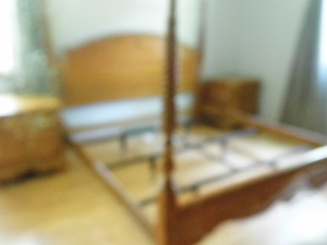 Wood 4-post King Size Bed frame wit...