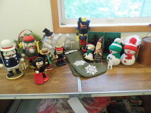 Vintage Christmas nutcracker and de...