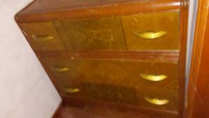 lot 1 image: Vintage 3 Drawer Dresser.
