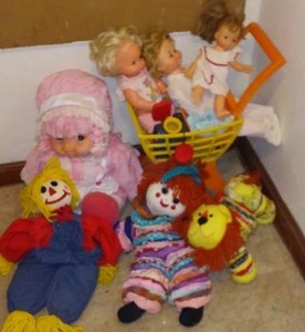 lot 5 image: Vintage Matel Shopping Cart, Yo-Yo Dolls, Baby Dolls And More.