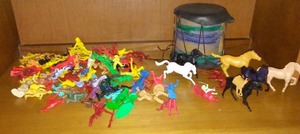 lot 16 image: Vintage Western Figurines.