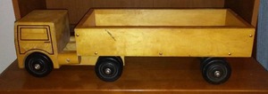 lot 22 image: Vintage Wooden Toy Open box truck.
