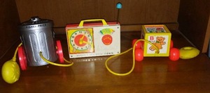 lot 38 image: Fisher Price Sesame Street Oscar The Grouch, Hickory Dickory Dock Clock And More.