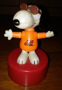 lot 39 image: Peanuts Joe Cool Snoopy Push Button Puppet By Ideal