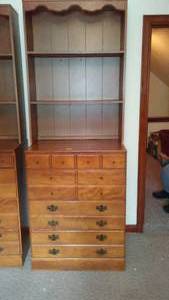 lot 49 image: Ethan Allen 4 Drawer Dresser.