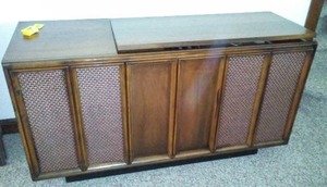 lot 52 image: RCA Victor Model VLT 27W Stereo Console. m