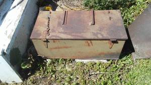 lot 279 image: Metal toolbox.