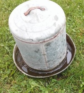 lot 289 image: Vintage Galvanized Metal Chicken Feeder Oakes 505 gslvsnized