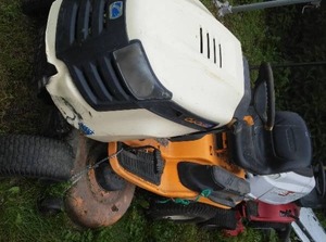 lot 293 image: Cub Cadet Riding Lawn Mower. LXT 1046VT, 42 in., 23 Hp.