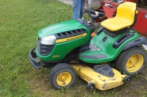 lot 400 image: John Deere Riding Lawn Mower.  Running. will need new battery.
