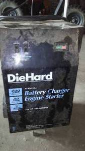 lot 456 image: Die Hard Battery Charger. 200 Amp Engine Start. 200, 40, 2. starter charger