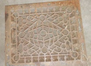 lot 460 image: Vintage Decorative Heat Vent Grate.