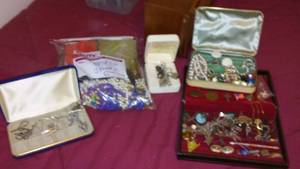 lot 119 image: Vintage Jewelry Boxes with Contents