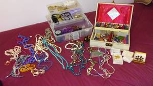 lot 120 image: Vintage Jewelry and Boxes.