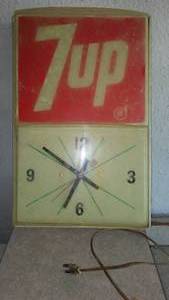 lot 307 image: 7-Up Lighted Clock.