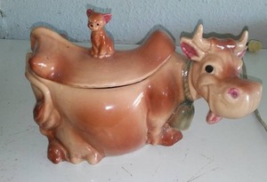 lot 311 image: Vintage Brush McCoy Cow Cookie Jar Winking Cat.