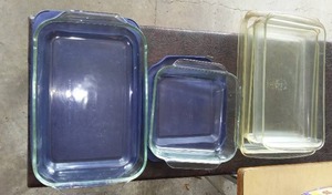 lot 336 image: New and Vintage Pyrex Baking Dish (3)