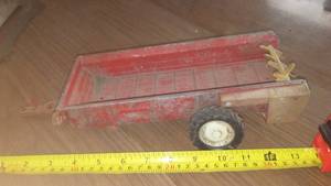 lot 370 image: ERTL International Manure Spreader. 116 Scale.
