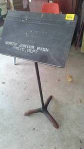lot 389 image: Music Stand. operates as it should.