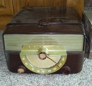 lot 181 image: 50s Zenith Cobra Matic Bakelite AM Radio Phonograph Record Player