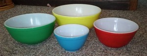 lot 106 image: Pyrex  Primary Colors Nesting Bowl Set