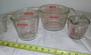 lot 142 image: Pyrex And Anchor Measuring Cups (3).