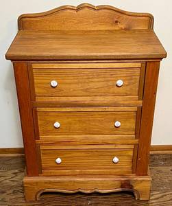 lot 27 image: Pine Chest of 3 Drawers