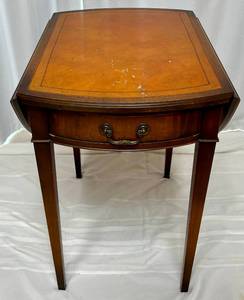 lot 49 image: Imperial Genuine Mahogany 1 drawer Drop Down End Table With Decorative Leather Top