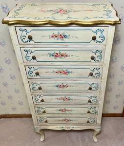 lot 104 image: Decorative Hand Painted Chest of Drawers