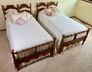 lot 105 image: Vintage Set of Twin Bates Chenille Hobnail Bedspreads and Pillows