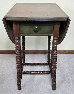 lot 15 image: Grand Rapids Night Stand with Drawer and Fold Down Sides