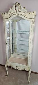 lot 9 image: Display Cabinet with Gold Accents with 3 adjustable shelves