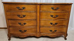 lot 18 image: Long Wooden Clawfoot Dresser - 8 drawers