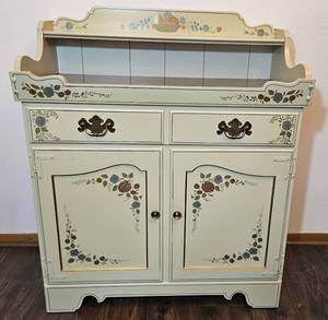 lot 39 image: Ethan Allen Dry Decorated Dry Sink