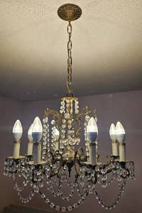 lot 5 image: Crystal Chandelier - 8 Lights