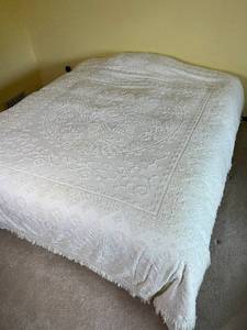 lot 84 image: White Chenille Bedspread with Fringe Trim 1950s 104 x 121