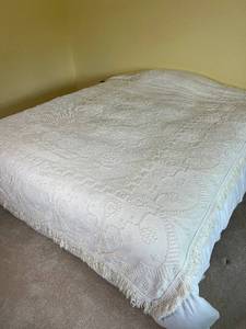 lot 85 image: Bates White Chenille Bedspread with Fringe Trim Hobnail 1950s 80 x 108