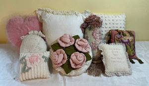 lot 86 image: Lot of 9 Vintage Decorative Throw Pillows
