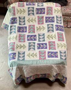 lot 66 image: Vintage Twin Size Flying Geese Quilt