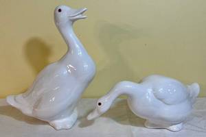 lot 25 image: Dept 56 Pair of White Ceramic Duck Figurines