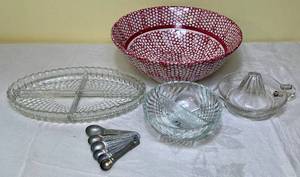 lot 91 image: Kitchen Bundle - La Primula Large Mixing Bowl, Foley Rolling Pin, Glass Ribbed Orange Juicer and Serving Dishes