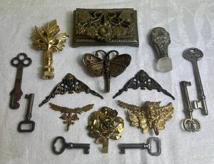 lot 96 image: Vintage Key and Metal Assortment