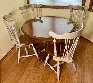 lot 58 image: Ethan Allen Dining Pedestal Table and 4 Chairs