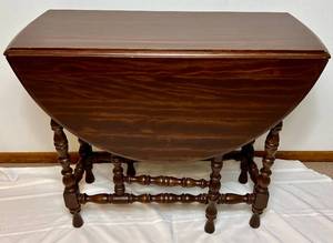 lot 117 image: Vintage Dropleaf Table with Gatelegs