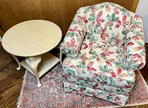 lot 43 image: Cream Leaf Accent Chair and Vintage End Table with Baumritter Magazine Rack