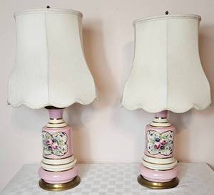 lot 109 image: Vintage Porcelain Painted Roses Lamp with Brass Base