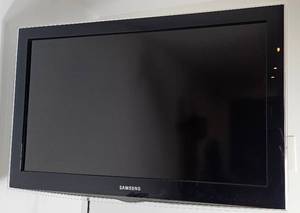 lot 131 image: Samsung 32 TV Model LN32D430G3D includes stand, mutidirectional wall mount, cable and remote