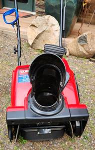 lot 10 image: TORO POWER CLEAR Snowblower - Like New