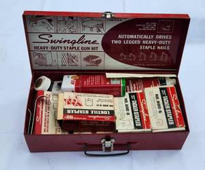 lot 21 image: SWINGLINE Heavy Duty Staples in Metal Box full